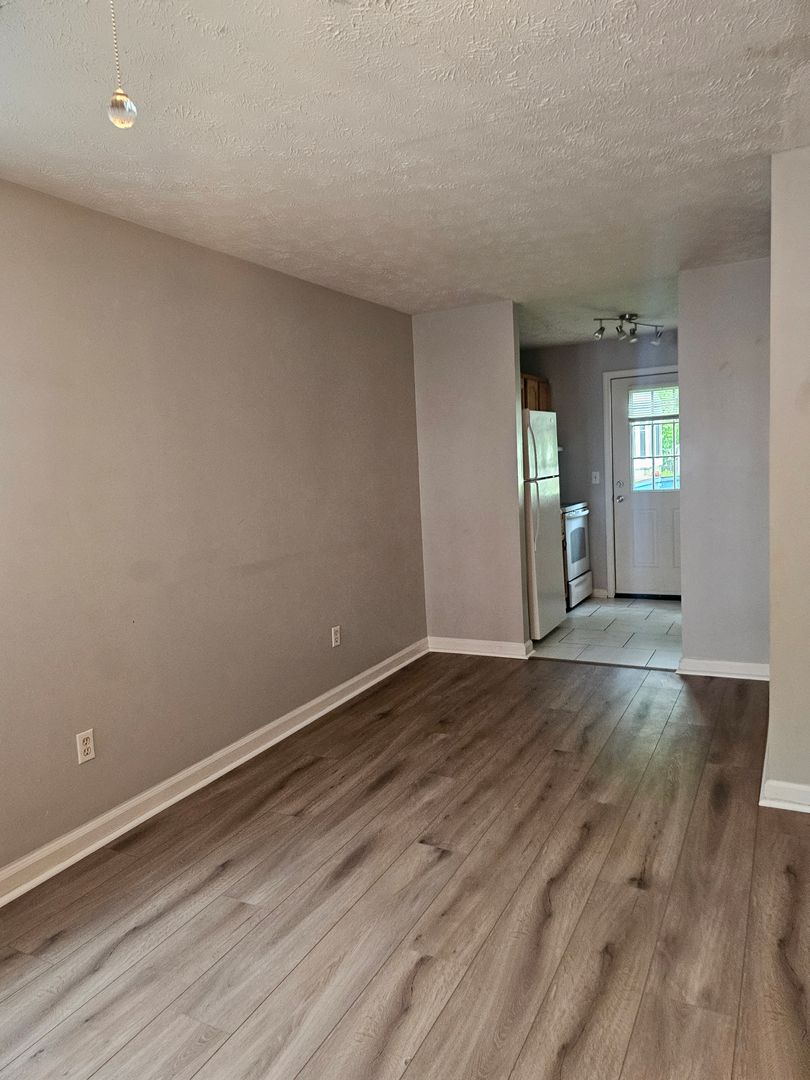 Murray Apartment: 1615-1619 Farmer Avenue