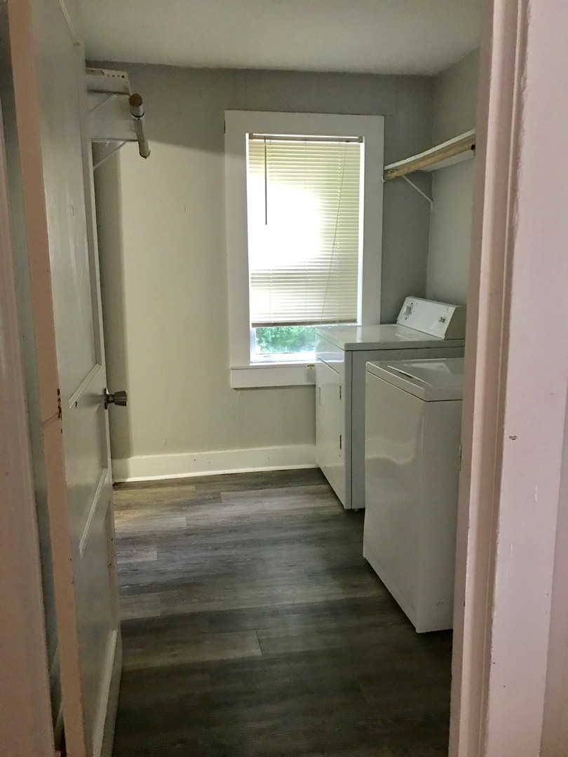Murray Apartment: 1615-1619 Farmer Avenue