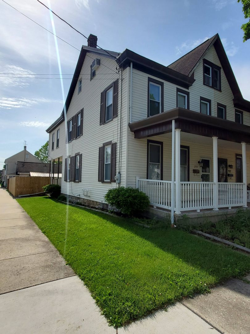 Carlisle Townhome: 254 Franklin St