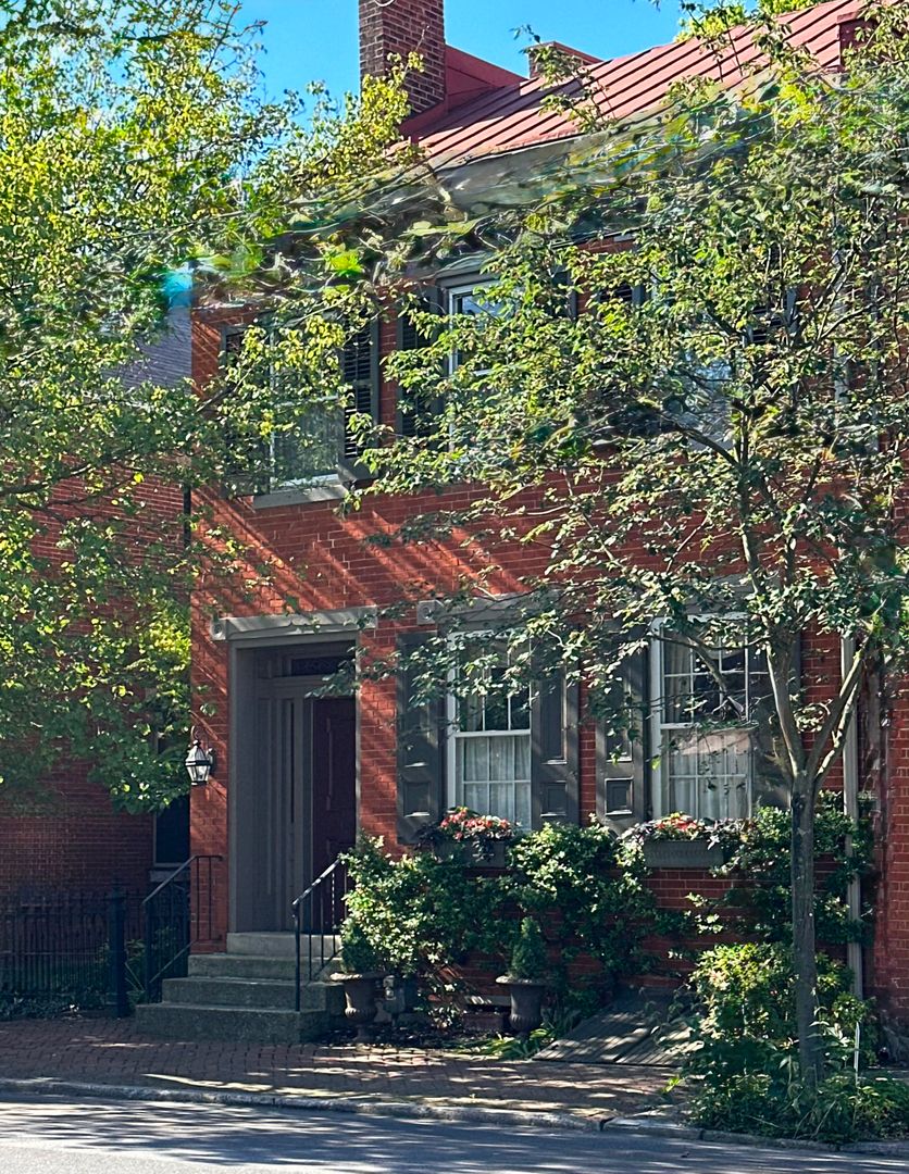 Carlisle House: 136 W Pomfret St