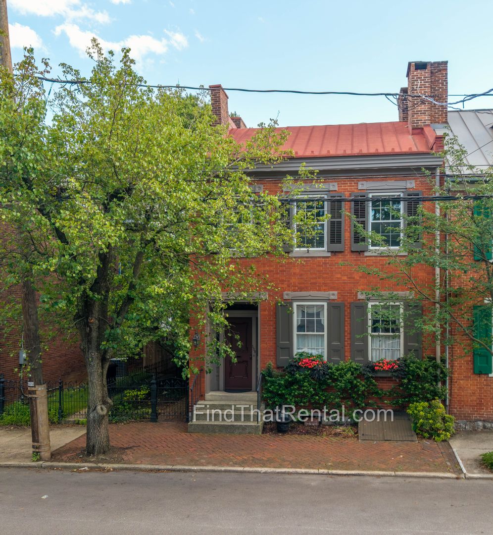 Carlisle House: 136 W Pomfret St