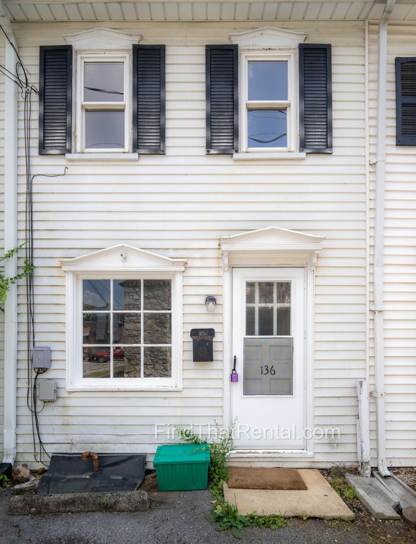 Carlisle Townhome: 136 W Church Ave