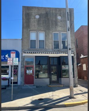 Beautifully renovated 1 bed 1 bath upstairs apartment – photo 1