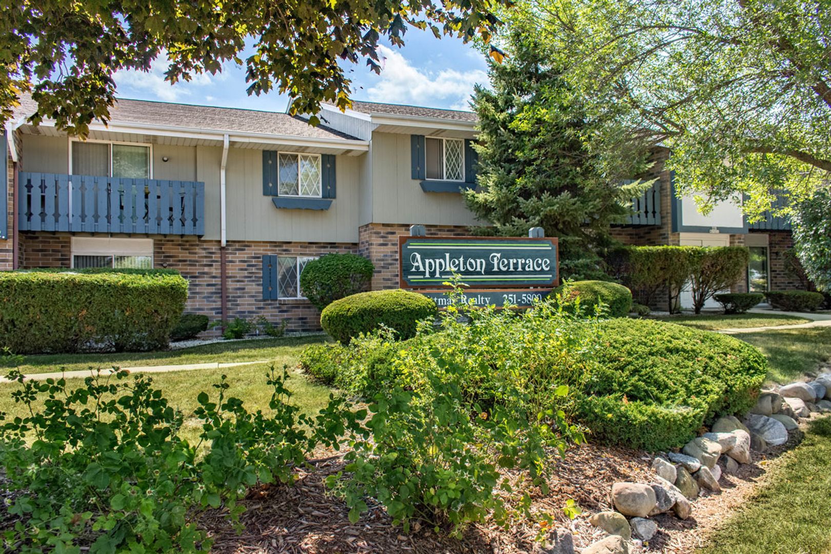 Menomonee Falls Apartment: N81 W15141 Appleton Ave