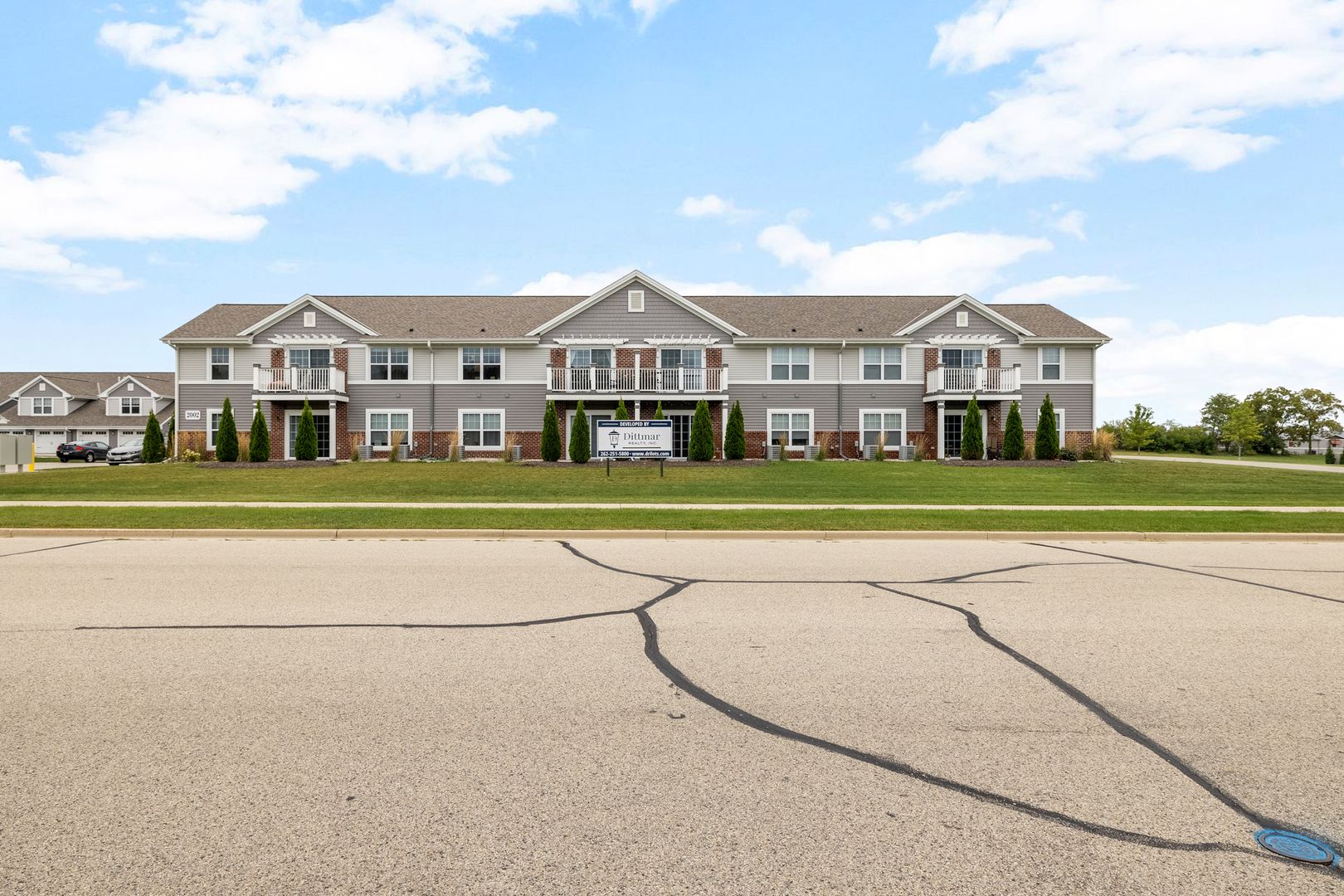 Slinger Apartment: 1902,1904,1906,1908,2002,2004,2006,2008 American Eagle Dr