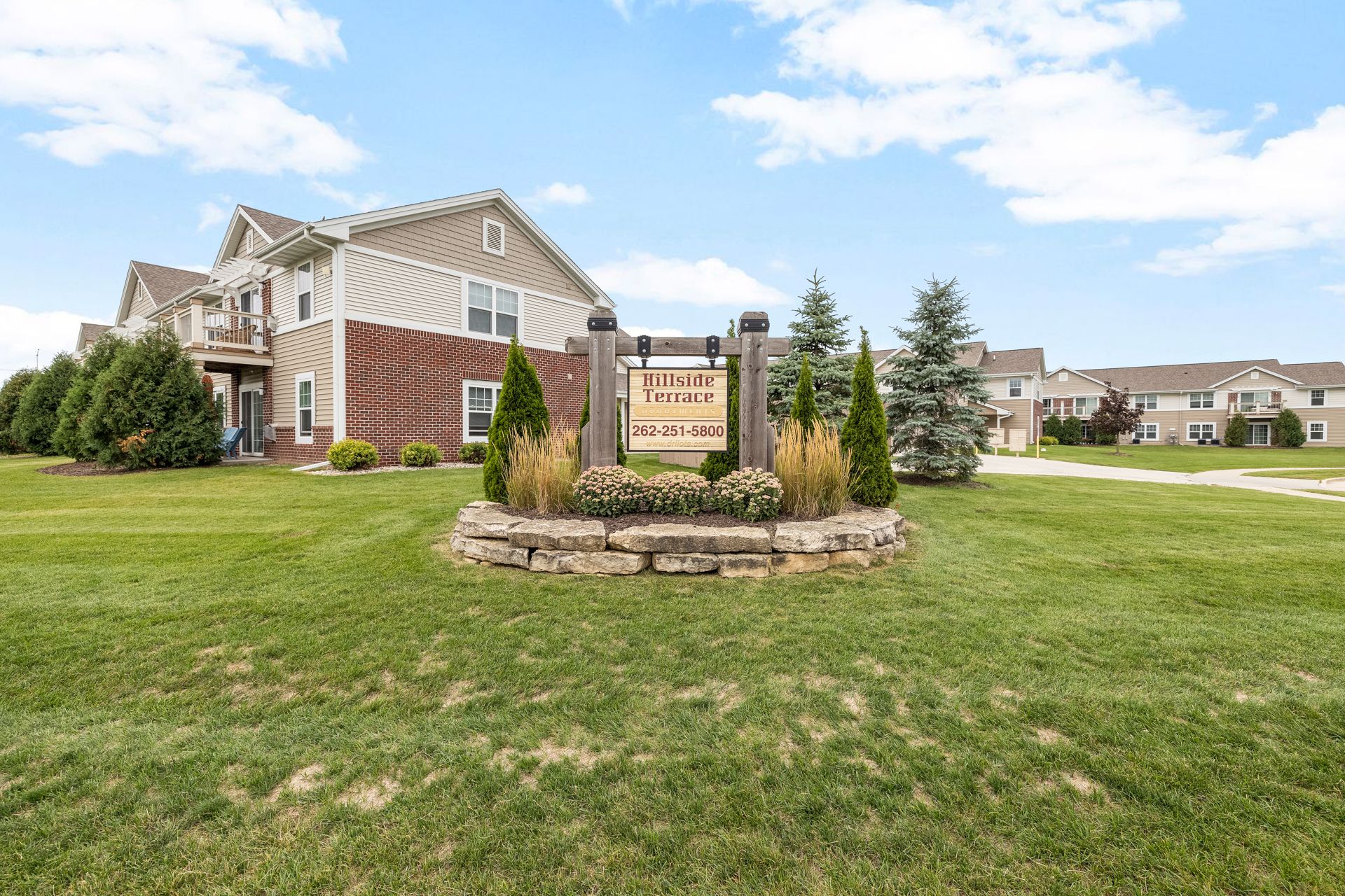 Slinger Apartment: 605 Cedar Bluffs Way