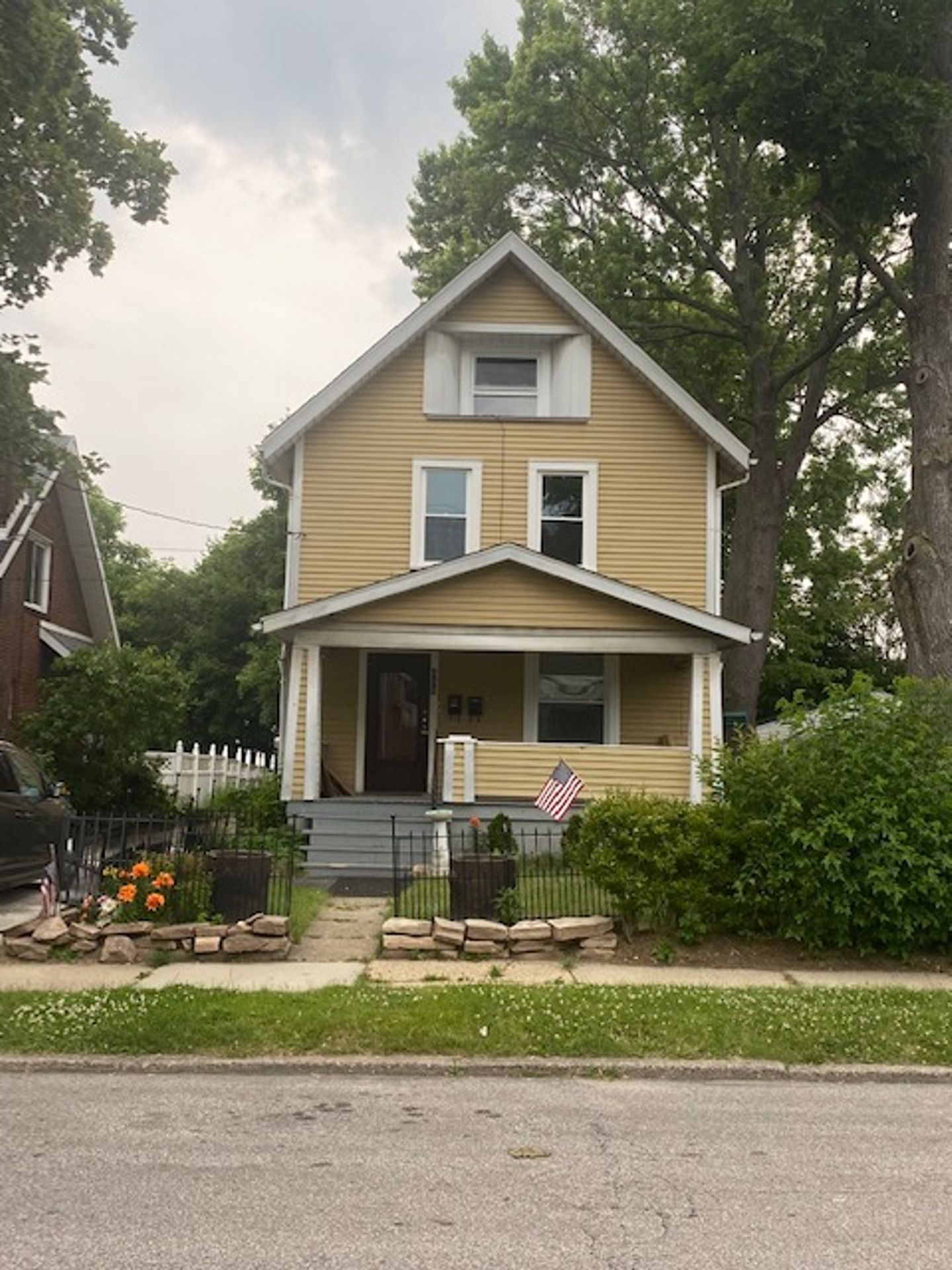 $850 North Hill  upper apartment of the duplex Section 8 1 bedroom voucher accepted