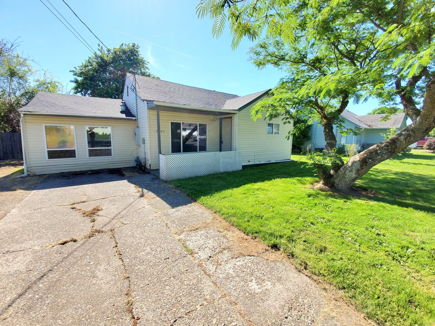 Albany House: 2005 Main St. SE