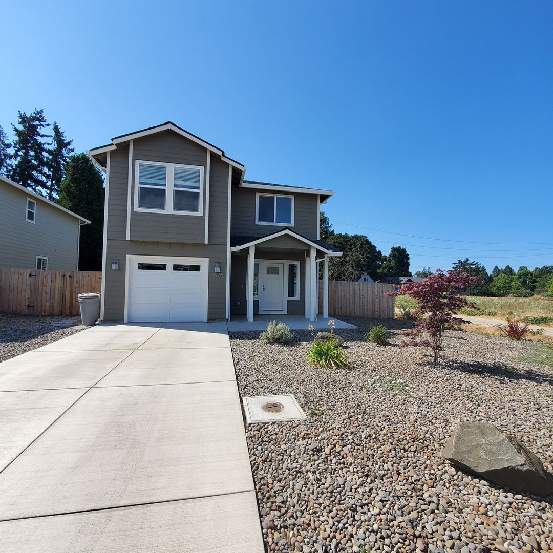 Dog Friendly 3bed : 2.5 bath home w/ Garage