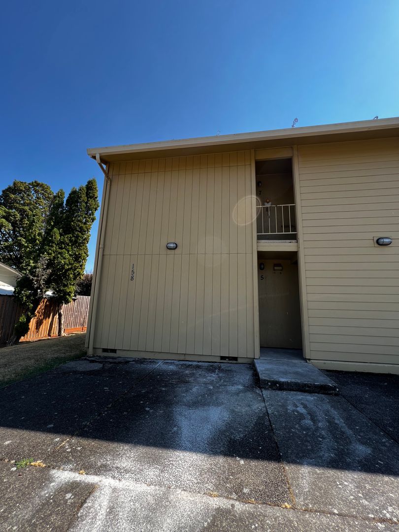 Jefferson Apartment: 158 N. 3rd St (#1-8)