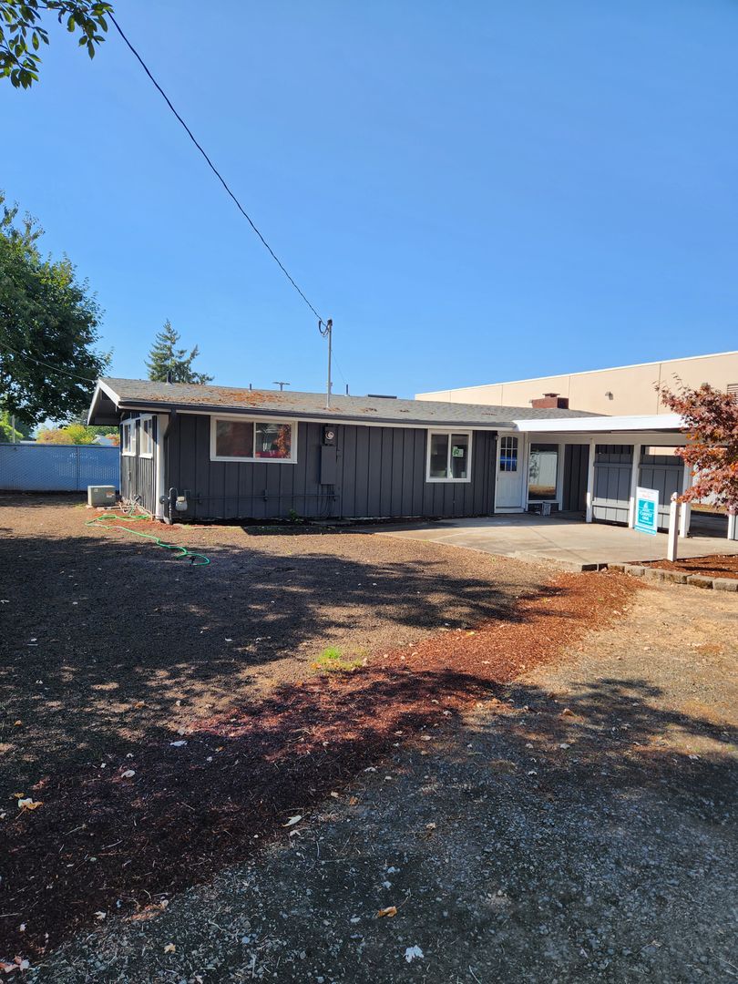 Albany House: 1290 Main St SE