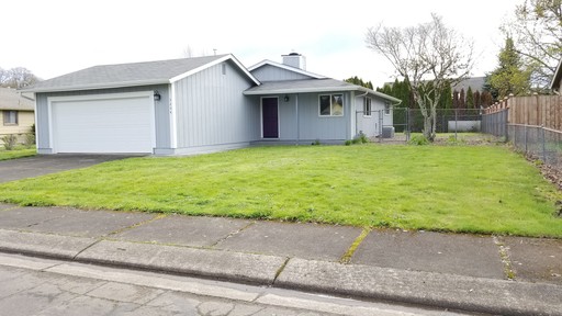 Pet Friendly 3 Bedroom Home w/Garage – photo 1