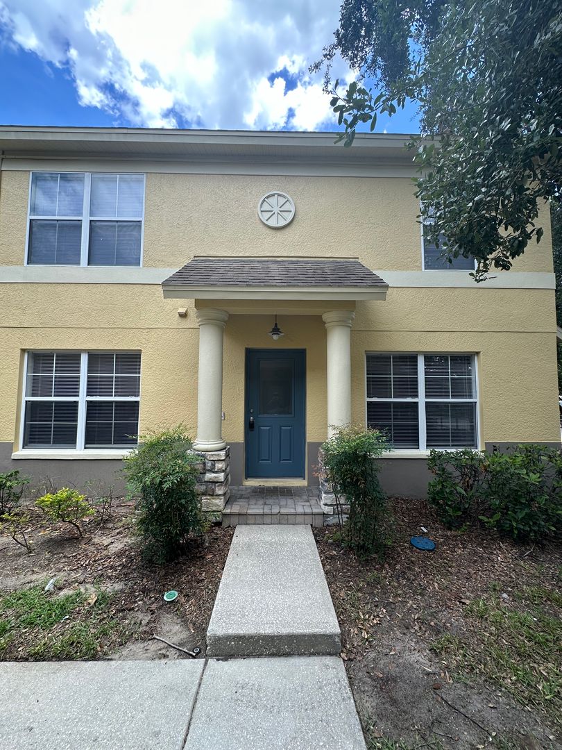 Valrico Apartment: 214 Drawbridge Ln