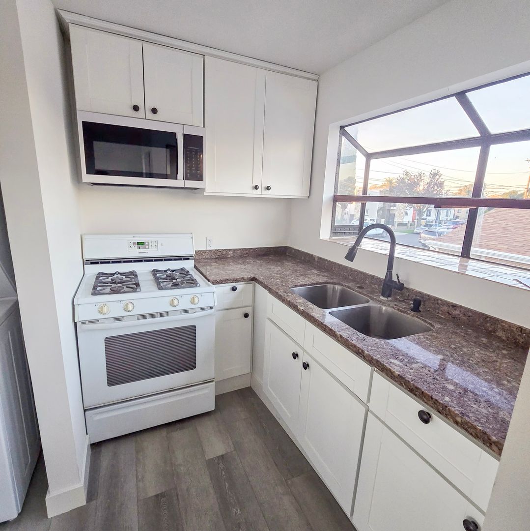 Santa Ana Apartment: 419 - 429 N Eastwood Ave