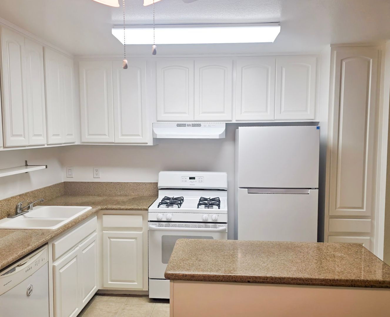 Long Beach Apartment: 1133 Mira Mar Ave