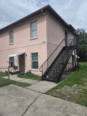 3 bedroom 2 bathroom unit in great location! – photo 1