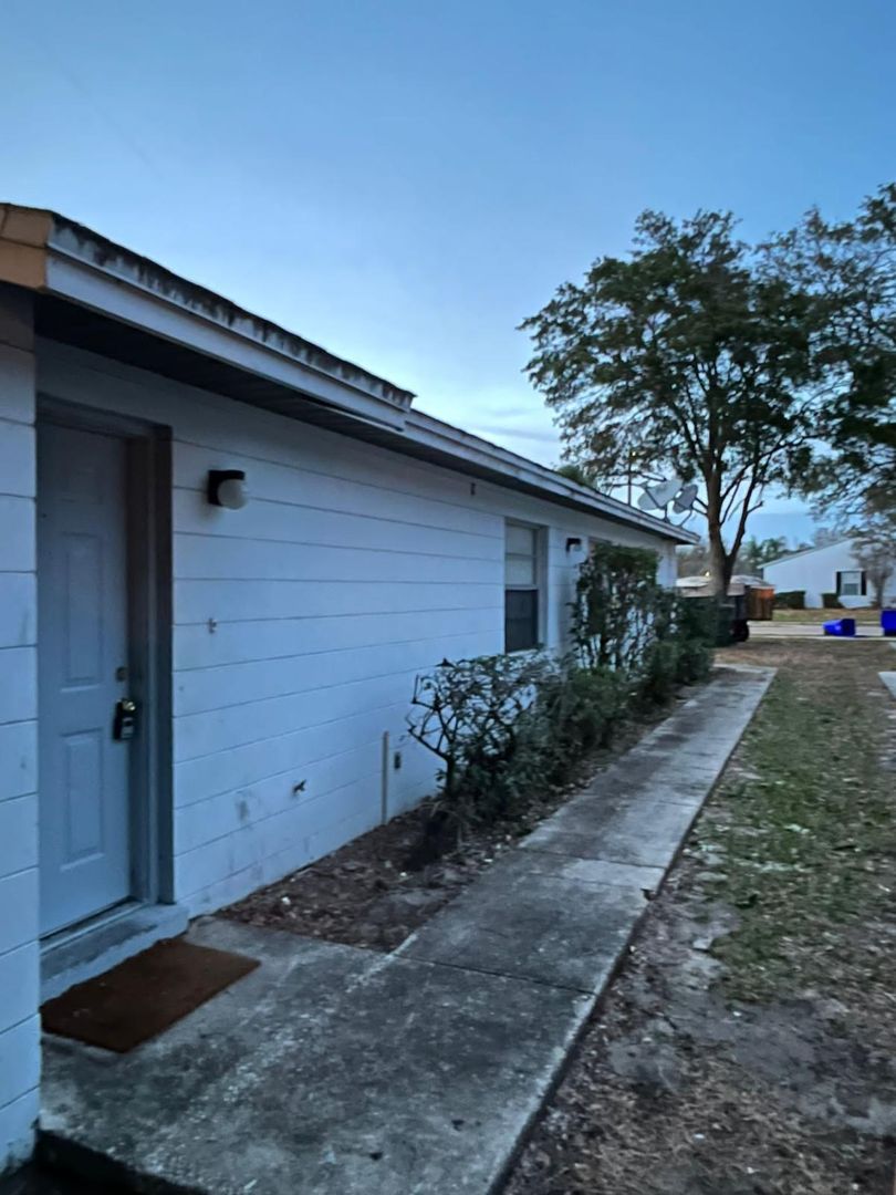 Lakeland Apartment: 1932-1938 Crystal Grove Dr, Lakeland, FL 33801-8033