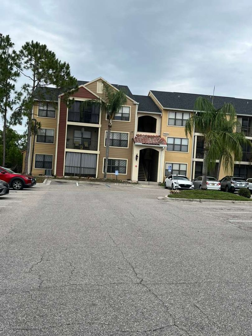 St. Petersburg House: 11901 4th Street N