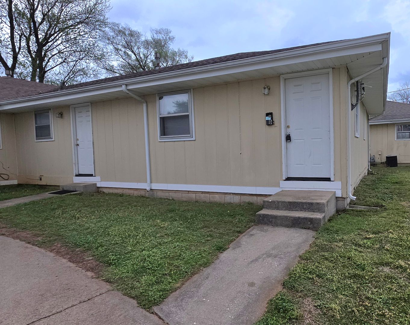 Springfield Apartment: 305 E. Downing