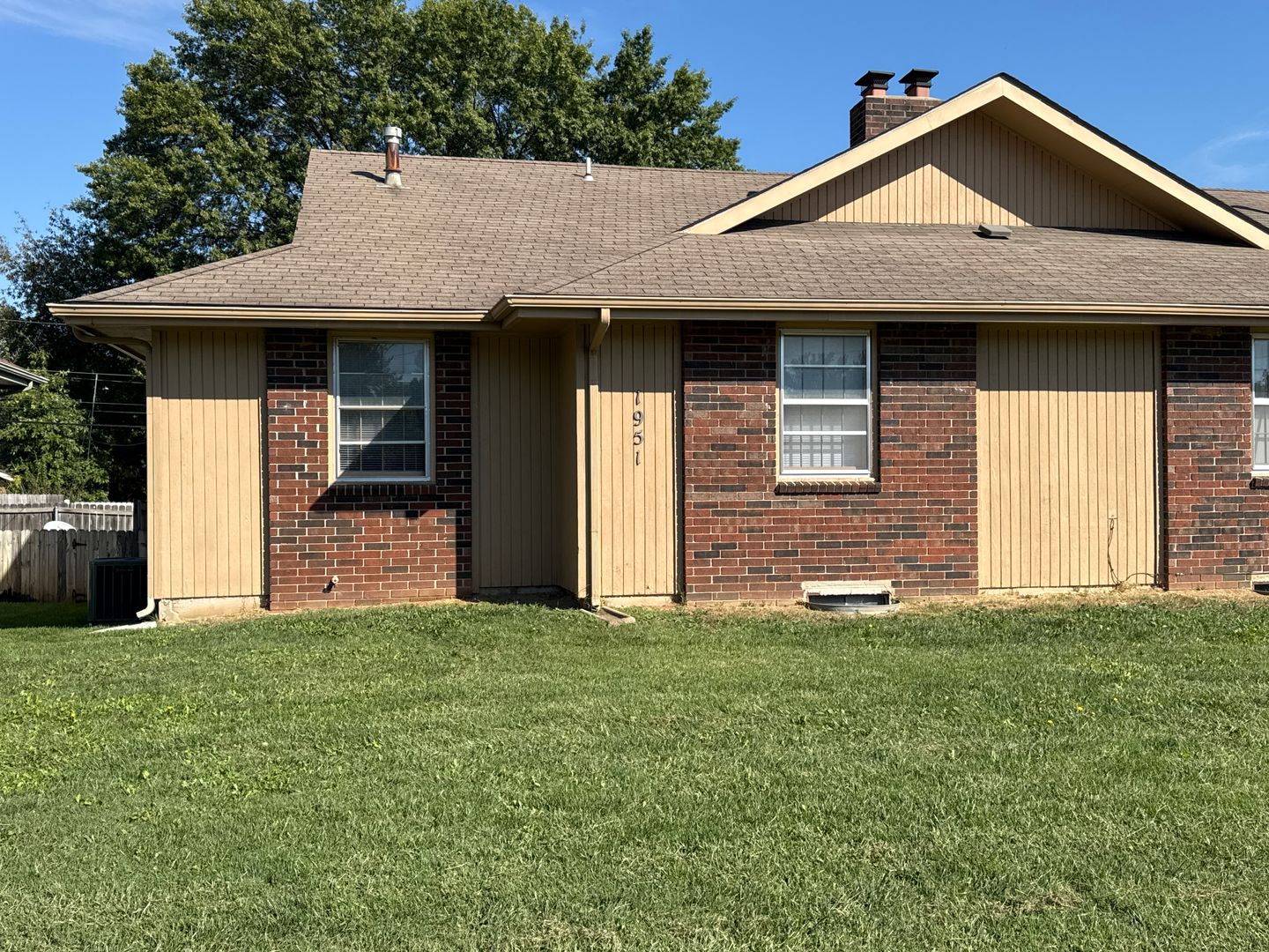 Springfield House: 1951 E Battlefield Rd