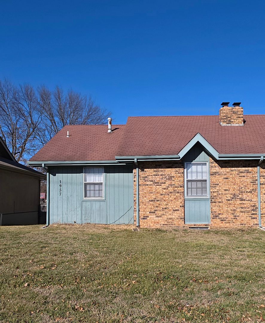 Springfield House: 1957 E. Battlefield Rd