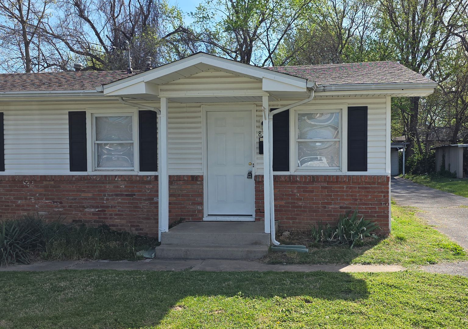 Springfield Apartment: 826-830 S. Link