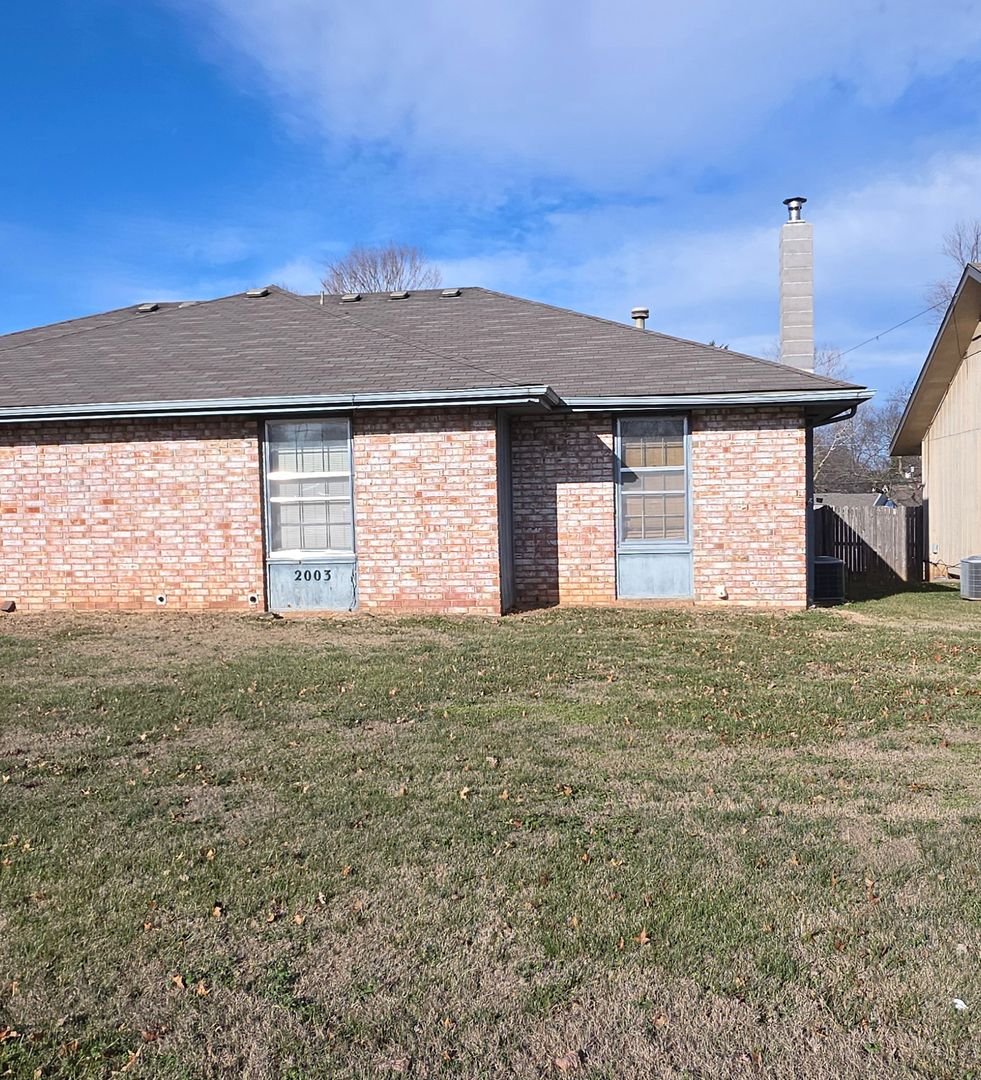 Springfield House: 2003 E Battlefield