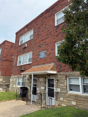 Beautiful lawn crest one bedroom apartment available – photo 1
