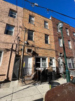 Great Port Richmond 1st floor with BIG yard! – photo 1