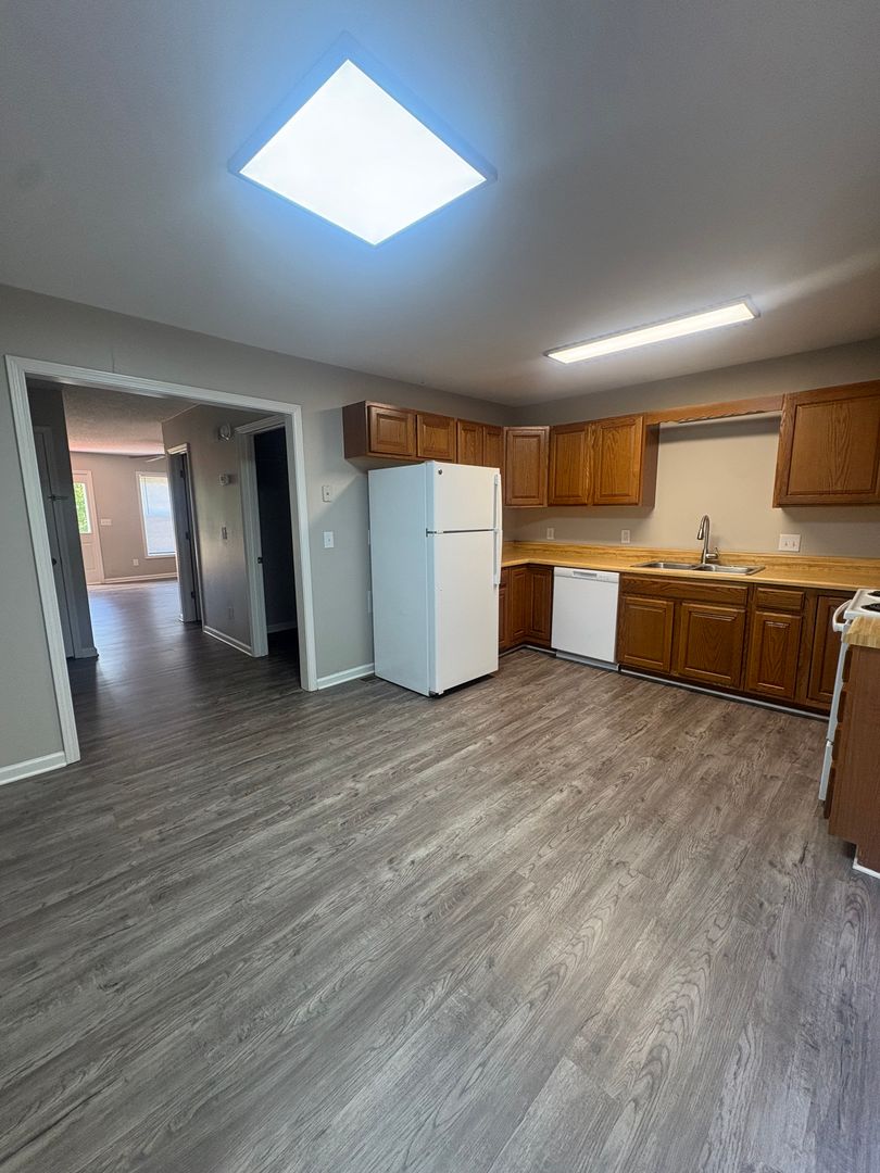 Bristol House: 251 Hunter Hills Cir Apt 4