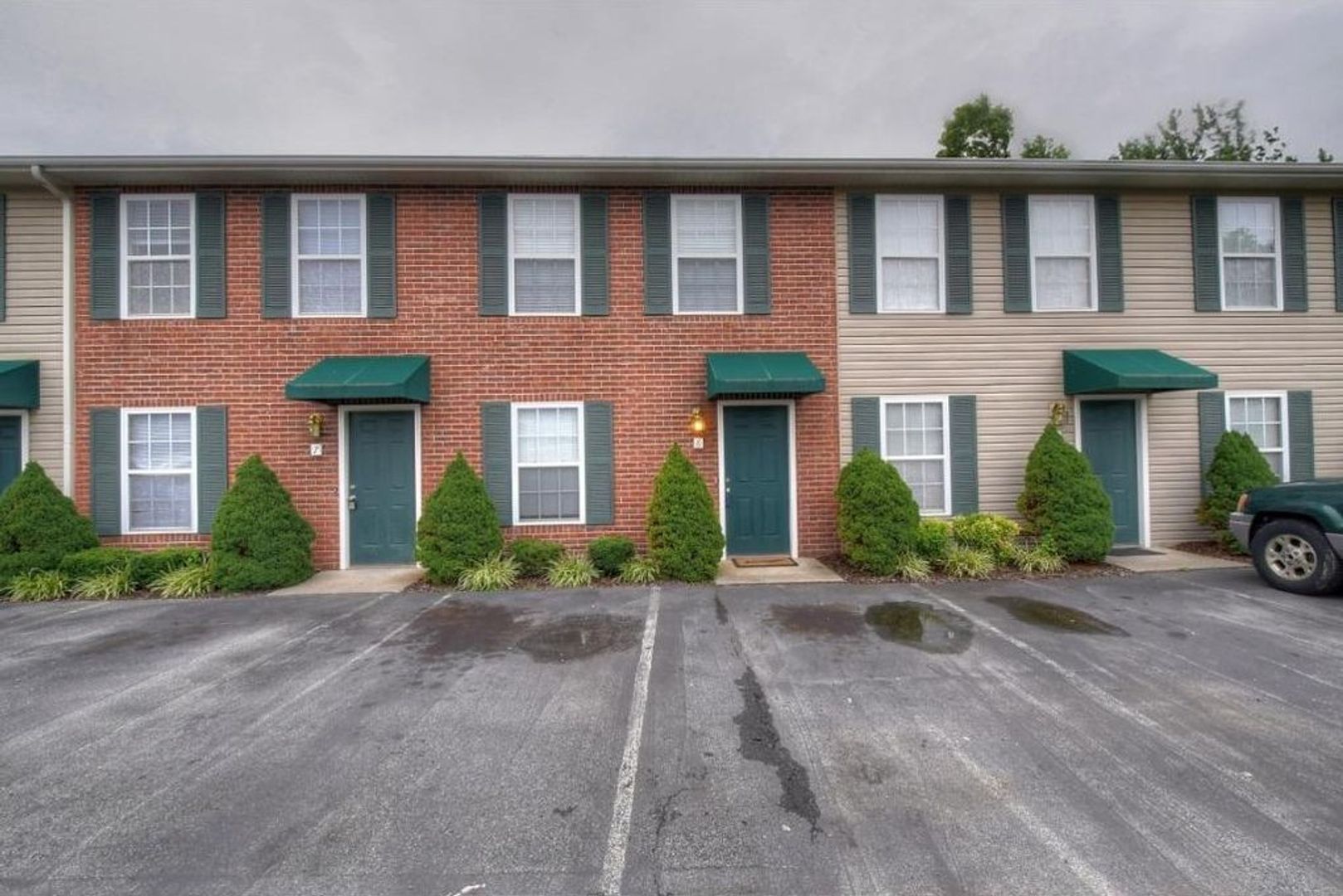 Gray Townhome: 568 Gray Station Rd #7
