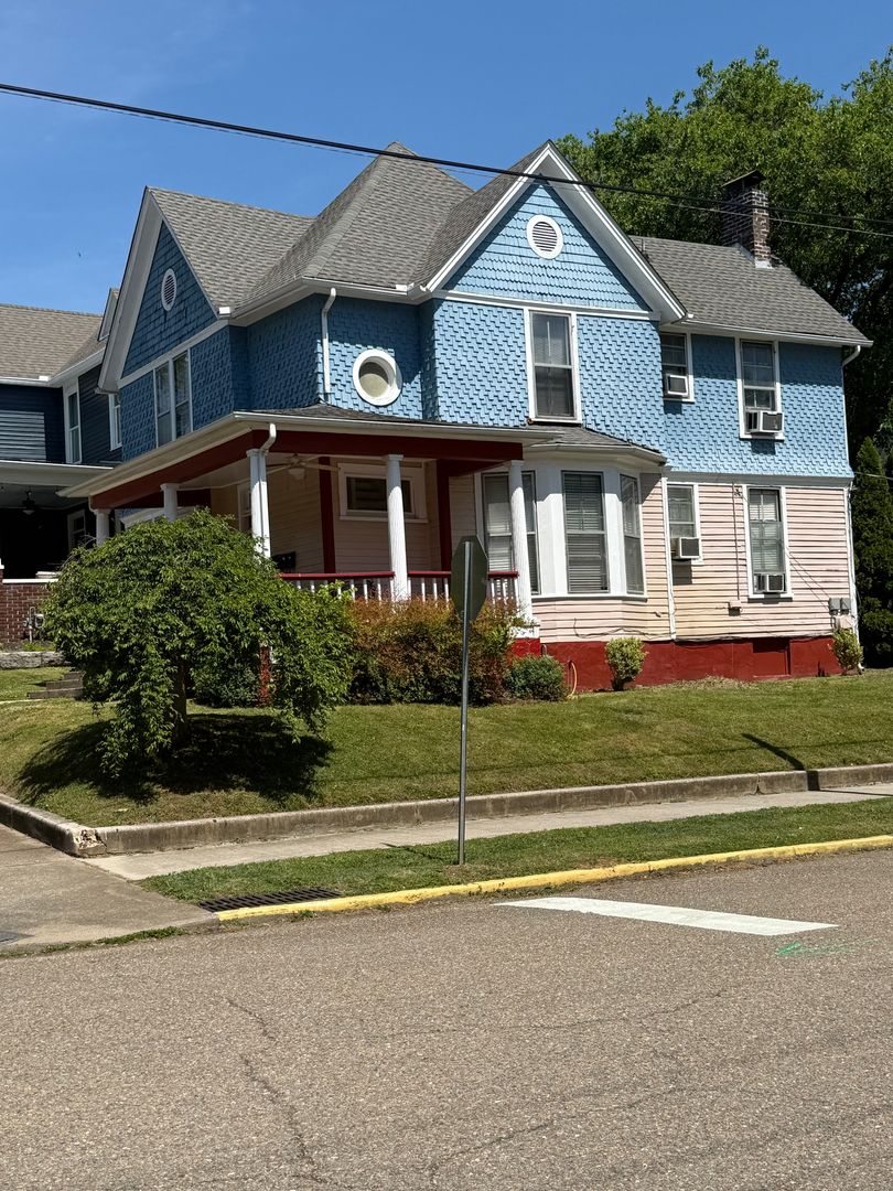 Knoxville Apartment: 702 Luttrell Street