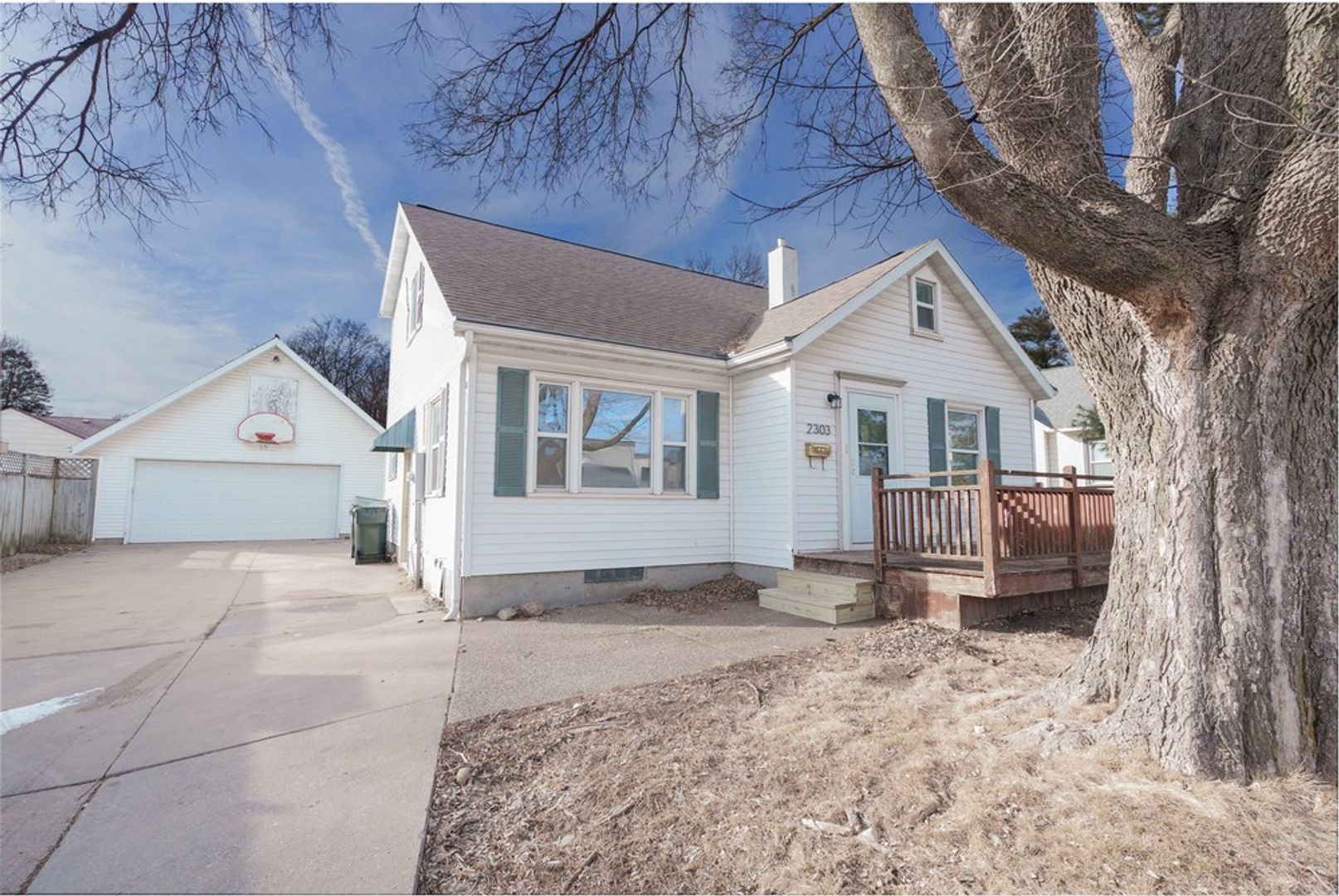 Cedar Falls House: 2303 Main St