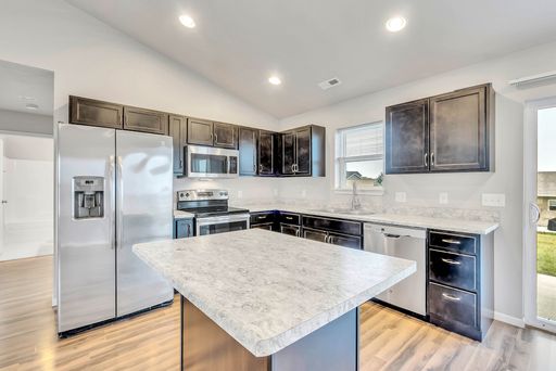 5483 Summerland Dr, Waterloo, IA 50701