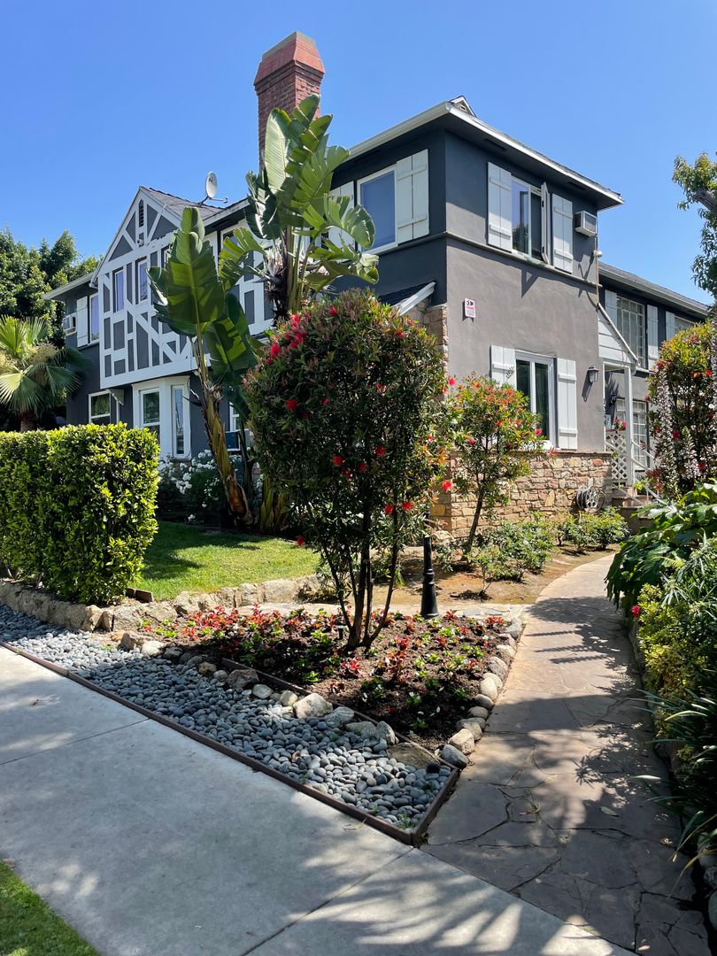 West Hollywood Apartment: 1250-1258 N. Orange Grove Avenue