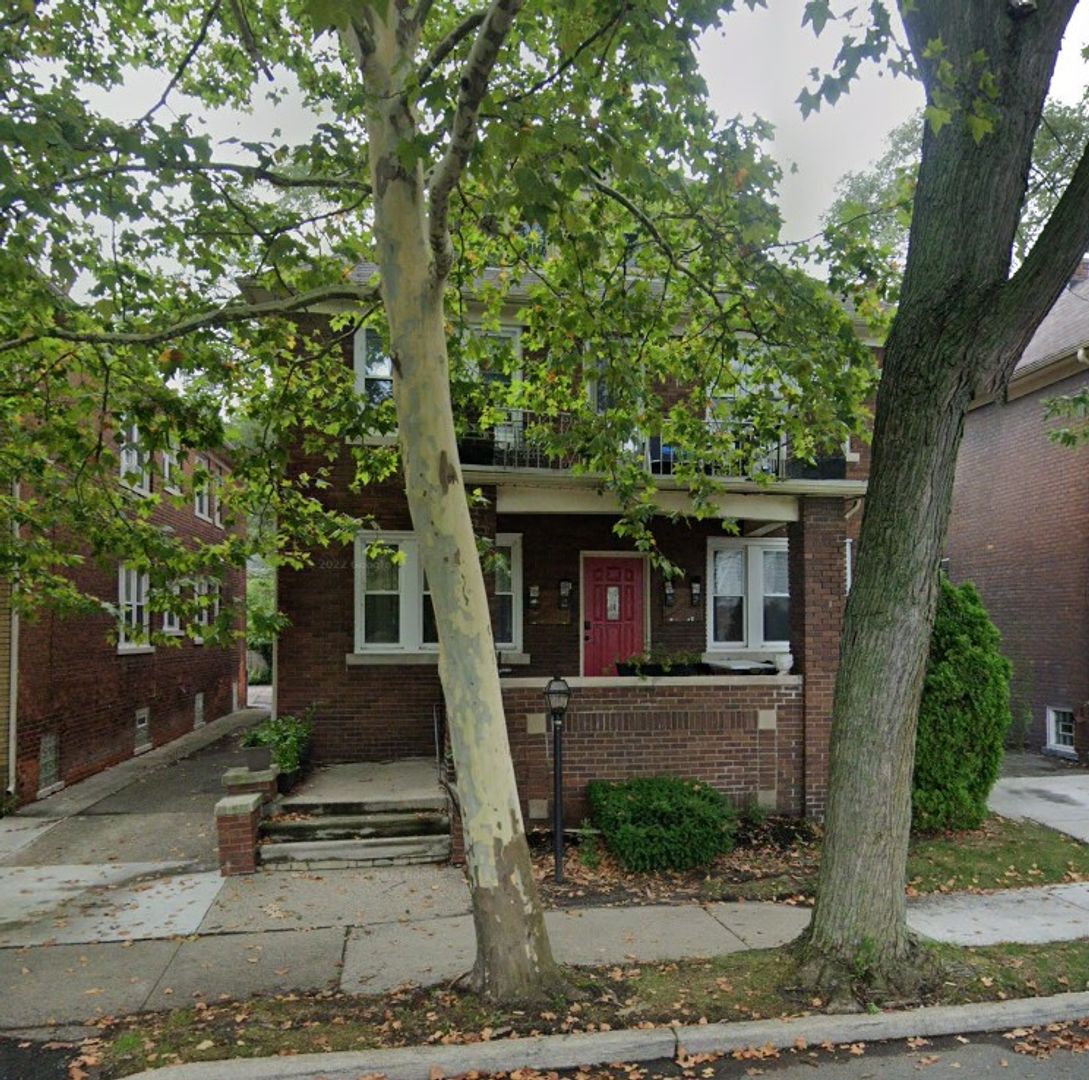 Grosse Pointe Park Apartment: 837 Beaconsfield Ave