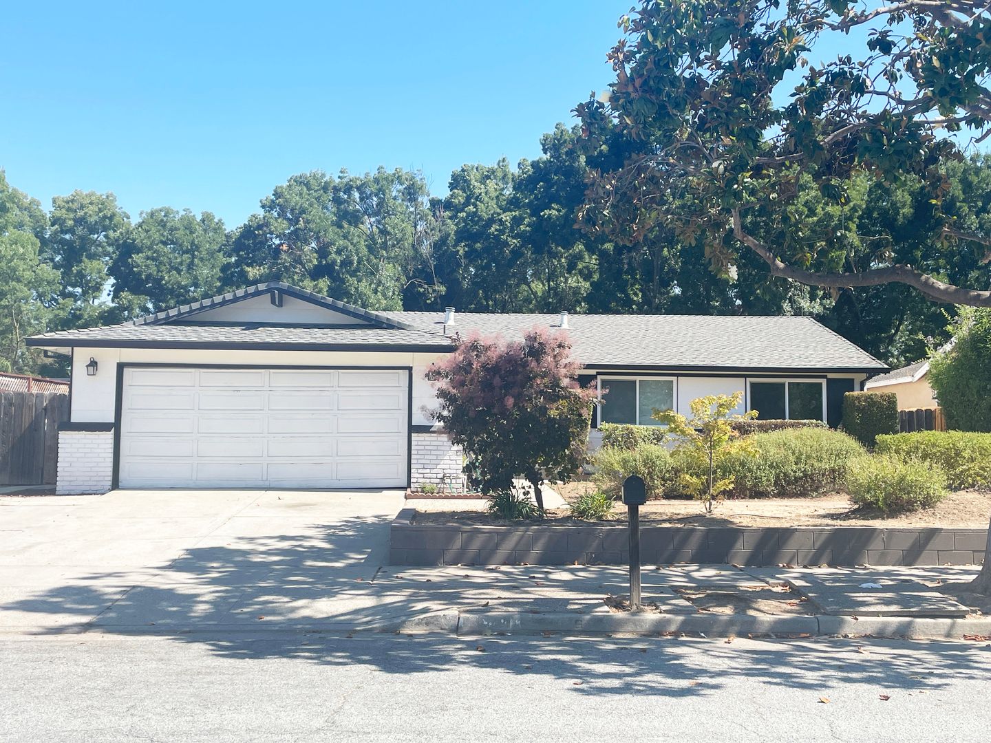 Gilroy House: 975 Perrelli St