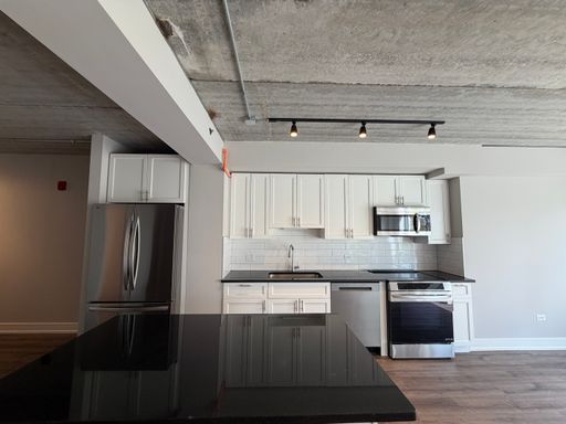 4th floor 2bed/2bath corner unit with balcony- Northwest facing - IN Unit W/D - Pet Friendly - On site parking available. – photo 1