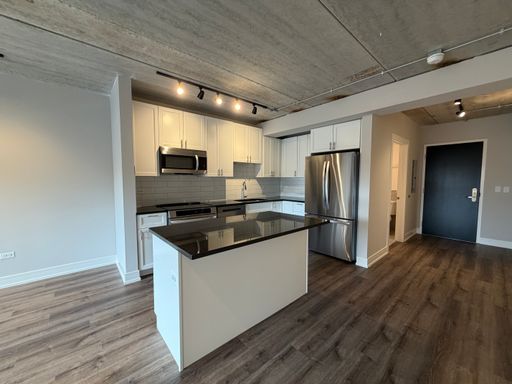 4th floor 1bed/1bath unit with balcony- East facing - IN Unit W/D - Pet Friendly - On site parking available – photo 1