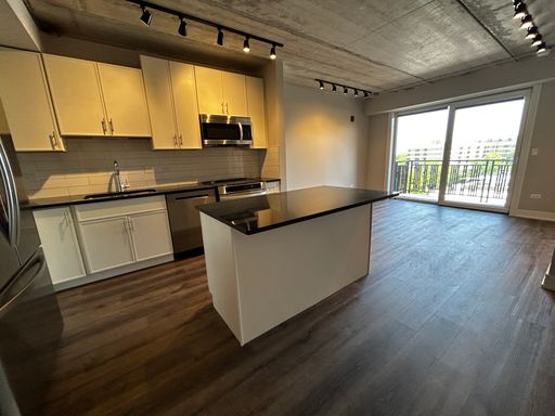 7th floor 1bed/1bath unit with balcony- East facing - IN Unit W/D - Pet Friendly - On site parking available – photo 1