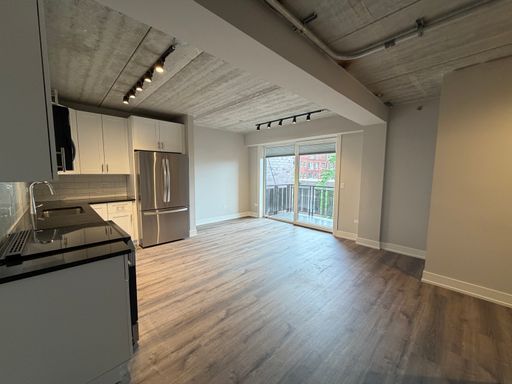 5th floor 2bed/2bath corner unit with balcony- South facing - IN Unit W/D - Pet Friendly - On site parking available – photo 1