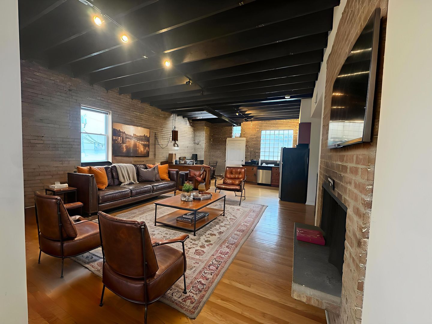 Chicago Apartment: 916 W. BELMONT