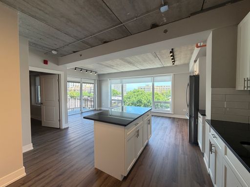 6th floor 2bed/2bath corner unit with balcony- Northeast facing - IN Unit W/D - Pet Friendly - On site parking available – photo 1