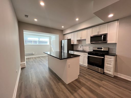 Freshly renovated! 2 bed/1 bath unit in prime Lakeview location! – photo 1
