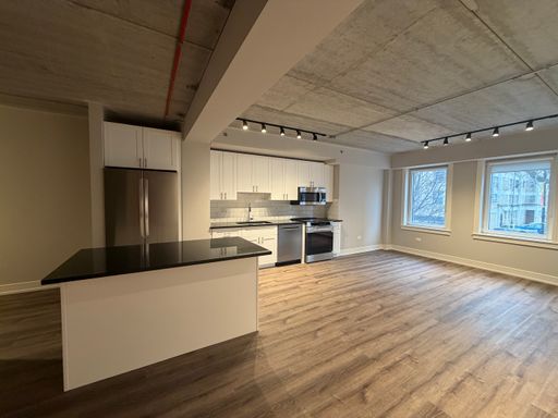 2nd floor 2bed/2bath corner unit with balcony- Northwest facing - IN Unit W/D - Pet Friendly - On site parking available. – photo 1