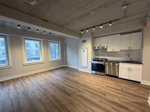 2nd floor 2bed/2bath corner unit with balcony- Southwest facing - IN Unit W/D - Pet Friendly - On site parking available. – photo 1