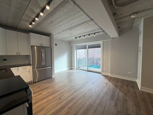 2nd floor 2bed/2bath corner unit with balcony- South facing - IN Unit W/D - Pet Friendly - On site parking available – photo 1