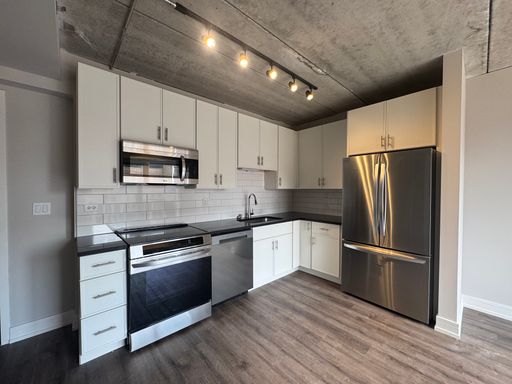 8th floor 2bed/2bath corner unit with balcony- South facing - IN Unit W/D - Pet Friendly - On site parking available – photo 1