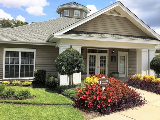 Spacious 1 bedroom apartment home with sunroom! – photo 1