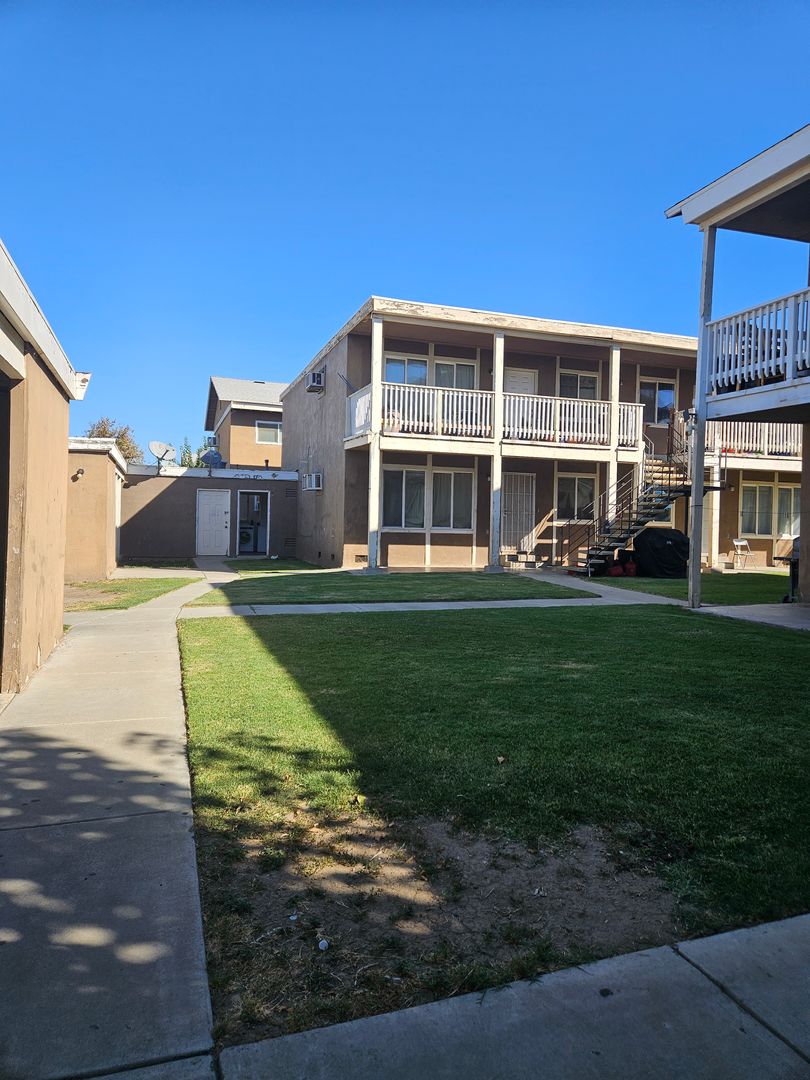 Los Banos Apartment: 740 Illinois Avenue